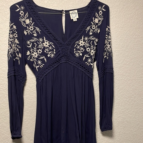 Francesca’s Blue rain embroidered navy and white hippie shirt elastic cuffs 🌻 - Picture 2 of 6